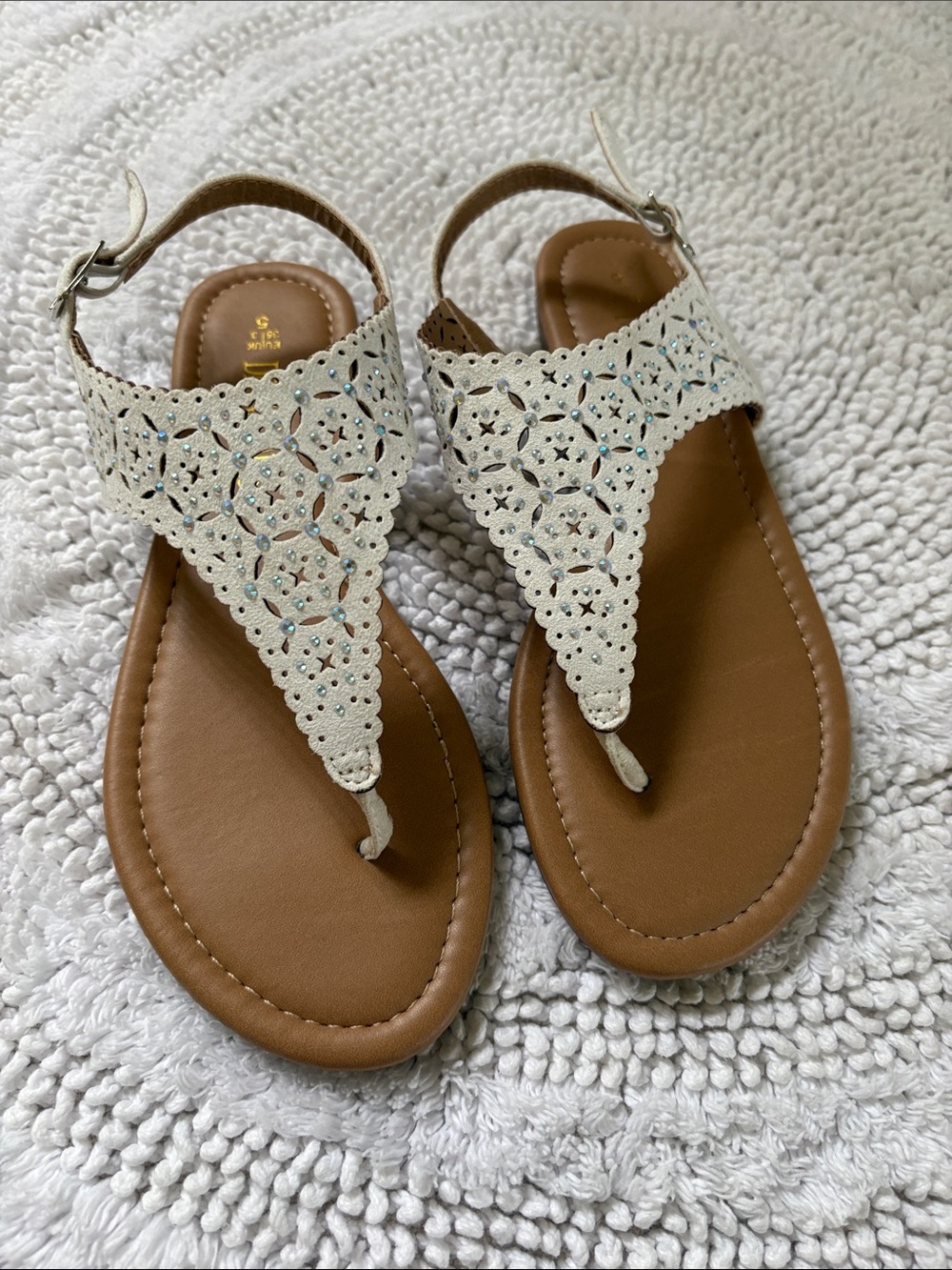 Dream Pairs Cream Laser-Cut Thong Sandals with Tan Footbed. Size 5 GUC